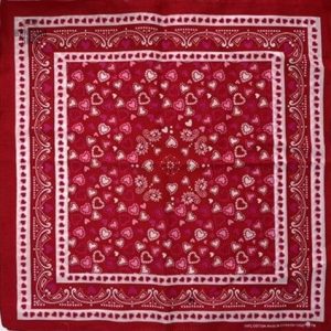 Accessoire mode homme, bandana paisley avec motifs cœurs