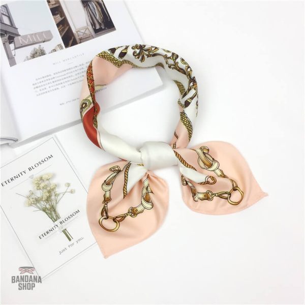 Bandana design Duchesse pour un look chic