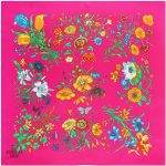 Motifs fleuris sur un bandana au style rafraîchissant