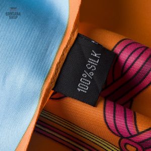 Bandana coloré avec motifs originaux pour un look distinctif