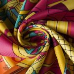 Élégance et créativité réunies dans ce Bandana Laboratoire