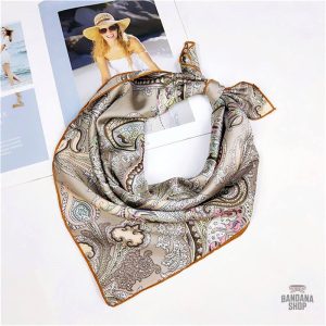 Accessoire tendance : bandana élégant pour femme