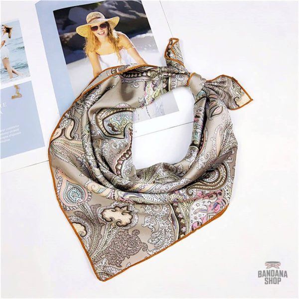 Accessoire tendance : bandana élégant pour femme