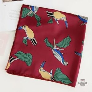 Accessoire tendance femme avec motifs tropicaux oiseaux