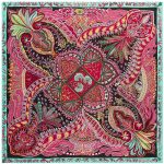 Bandana coloré aux motifs de fleurs