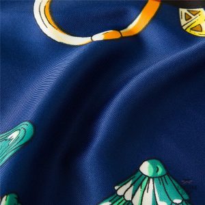 Bandana coloré à motifs tournoyants, idéal pour accessoires mode