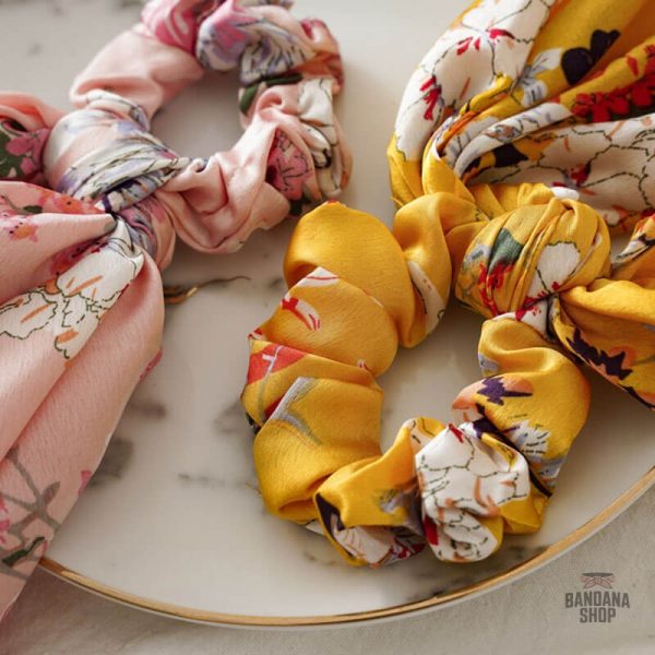 Chouchou jaune avec foulard